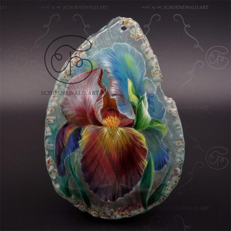 Miniature oil painting of an iris on an agate stone by Schoenewald.art, this technique is also known as lack miniature